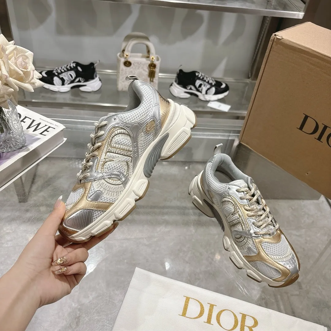 👟👟Ex-factory price 560👟👟 This Dior Chrono sneaker is a new product of the 2024 autumn ready-to-wear series, reinterpreting running shoes with Dior's high-end style. White mesh fabric is paired with nude and silver-toned laminated leather-effect panels, as well as CD logos on the sides, a star patch on the tongue and a Dior logo on the heel. Featuring tri-color laces, a lightweight sole and star embellishments for a casual look all year round. ✅Size: 35-40 ✅Packaging: With counter packaging and Dior outer box